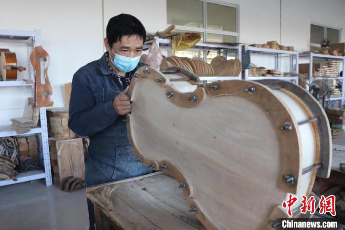 图为河北省大城县八方村村民正在合琴。张艺典 摄