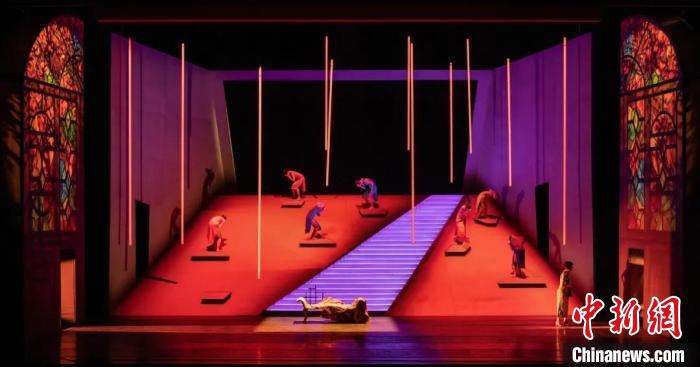 金星为经典《日出》融入现代舞自编自导一人分饰两角