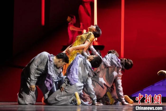 现代舞的加入是这版《日出》的一大突破 尹雪峰 摄