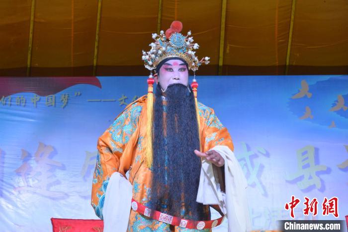 赵合增在表演乱弹。赵国华 摄