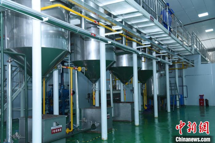 图为油茶生产车间。酉阳县委宣传部供图