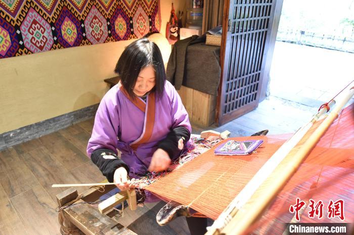 图为传承人左翠平织锦西兰卡普。陈碧生 摄