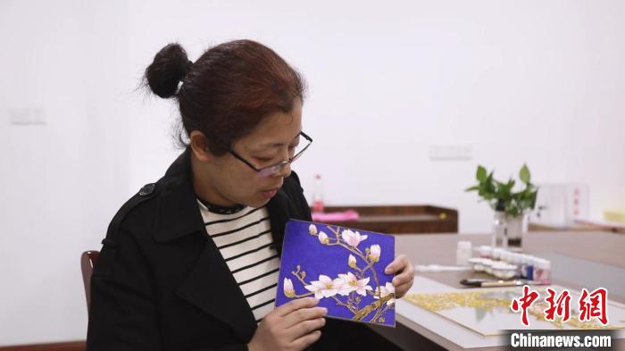 孟金花绘制的掐丝珐琅画。朱海升供图