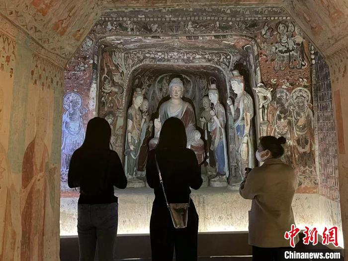 观众在参观复原的石窟。童笑雨 摄