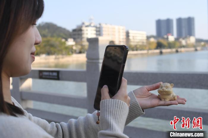 图为陈嘉用木头制作的小老虎摆件 陈楚红 摄