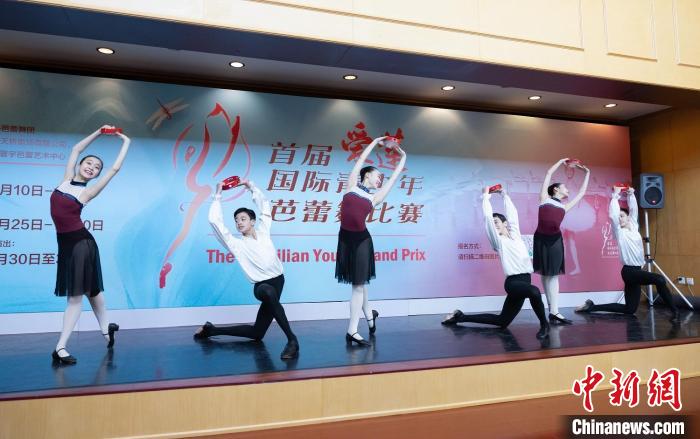 青少年芭蕾舞者在现场起舞 天桥剧场供图