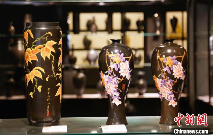 图为馆陶县一家黑陶制品厂展厅内的陶艺产品。 郭江鹏 摄