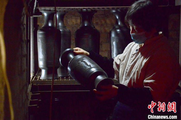 图为馆陶县一家黑陶制品厂的工人在搬送刚刚出窑的黑陶。 胡晓华 摄