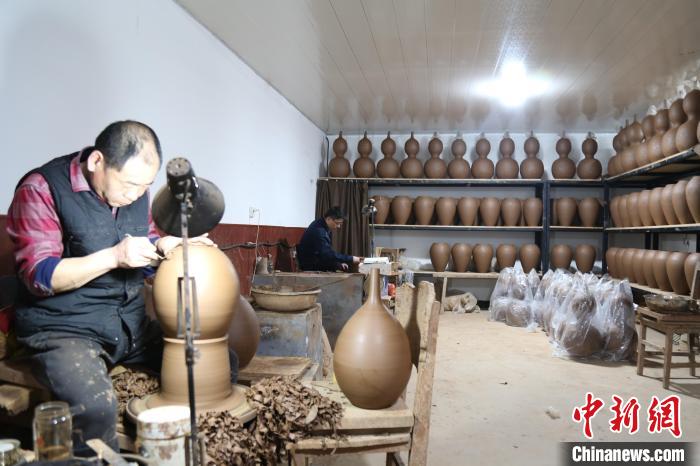 图为馆陶县一家黑陶制品厂工作人员正在拉坯制作。 郭江鹏 摄
