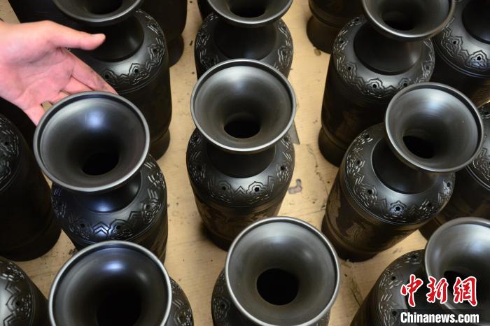 图为馆陶县一黑陶制品厂的工人在整理黑陶。 郭江鹏 摄