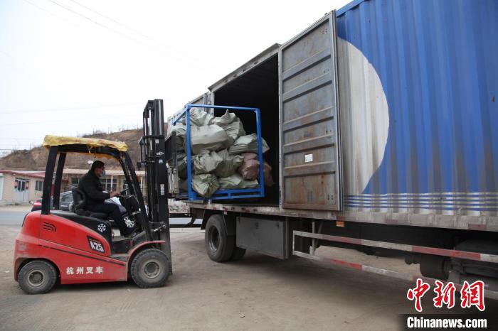 图为网络销售的农产品正装车发往全国各地。　陶玉锁 摄