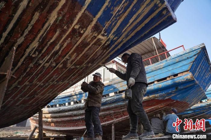 渤海湾畔，捻匠正在精心捻船。刘洋 摄