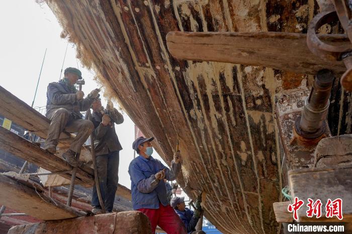 渤海湾畔，捻匠正在精心捻船。李福政 摄