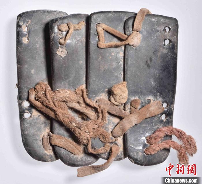 克亚克库都克烽燧遗址出土的铠甲残片。　新疆文物考古研究所供图