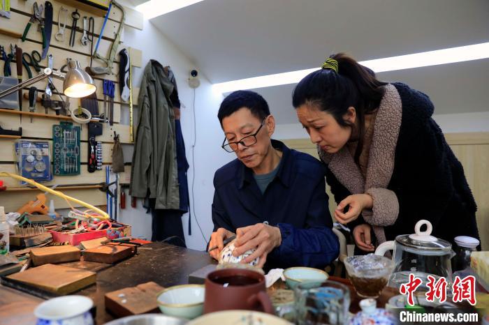 王培波正在指导学生。王磊 摄