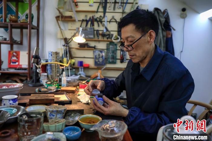 给瓷器“打补丁”的“锔瓷人”王培波：更是修补一种情感