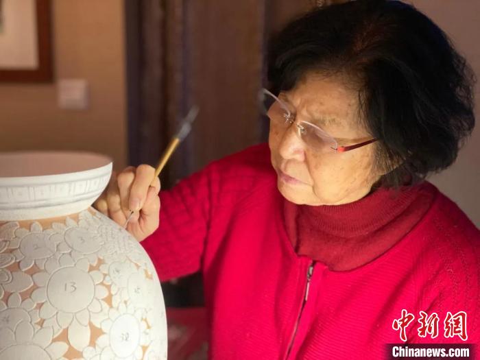 嵇锡贵在创作中 唯一艺术供图