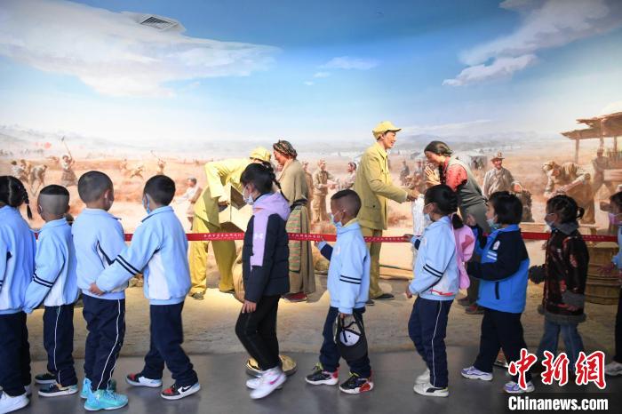 图为学生参观西藏百万农奴解放纪念馆。　贡嘎来松 摄
