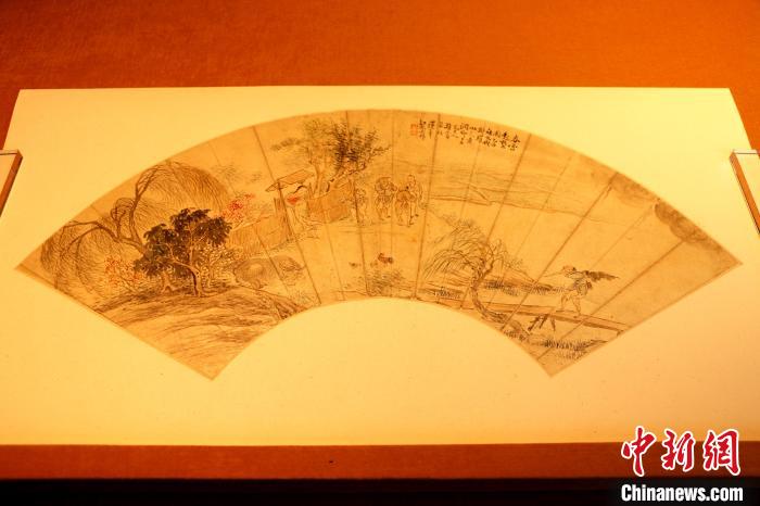 明清时期女性题材绘画作品再现了当时女子参与社会生活的图景。张强 摄