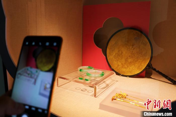 展览展出明清时期手镯、宫扇等女性用品。张强 摄