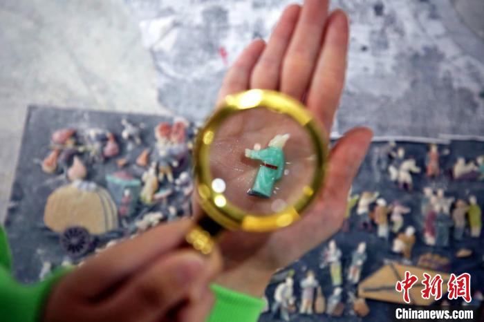 制作彩石镶嵌作品 王志 摄