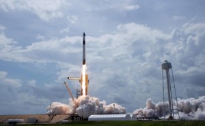 SpaceX 成功发射“猎鹰 9”火箭，首次将四名私人宇航员送往国际空间站