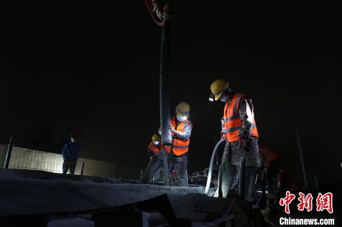 中铁上海工程局新建福厦铁路5标率先全线完成无砟轨道施工——夜间浇筑无砟轨道道床板。　中铁上海局供图