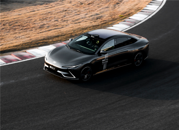 上汽、阿里联合打造 智己L7上市：36.88万买一台移动“投影仪”