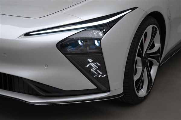 上汽、阿里联合打造 智己L7上市：36.88万买一台移动“投影仪”