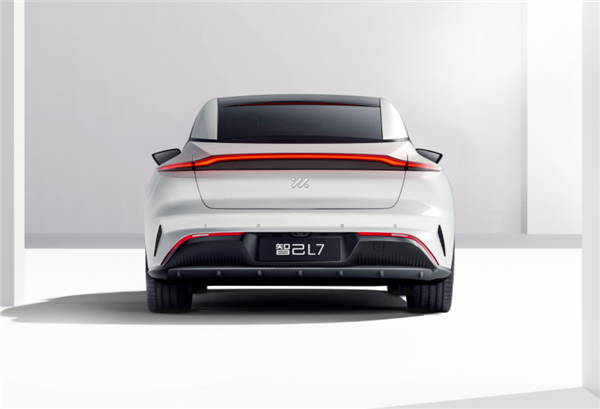 上汽、阿里联合打造 智己L7上市：36.88万买一台移动“投影仪”