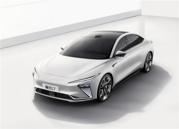 上汽、阿里联合打造 智己L7上市：36.88万买一台移动“投影仪”