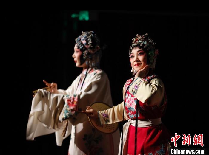 4月19日晚,“会馆有戏”之正乙祠演出在修缮一新的正乙祠戏楼启幕,为观众带来沉浸式体验。富田 摄