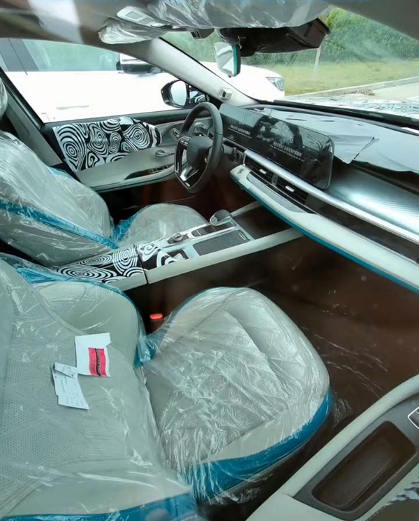 侧身形似奥迪A7 奇瑞全新轿车内饰曝光:蓝白配色很“罕见”