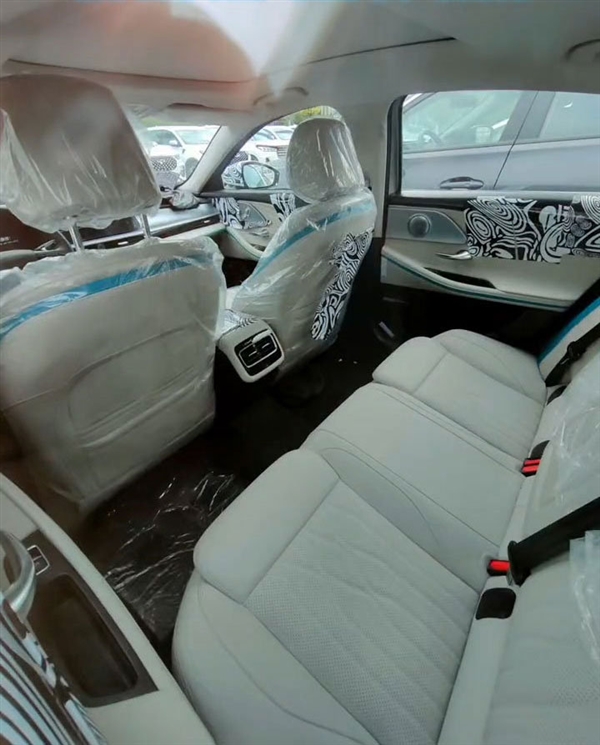 侧身形似奥迪A7 奇瑞全新轿车内饰曝光:蓝白配色很“罕见”