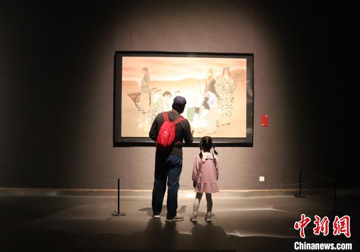 民众参观展览。李明芮 摄