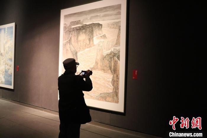 民众参观展览,拍照留念。李明芮 摄