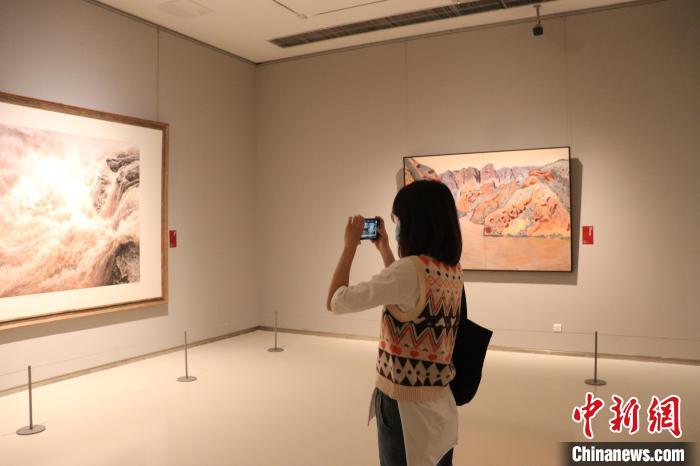 民众参观展览,拍照留念。李明芮 摄