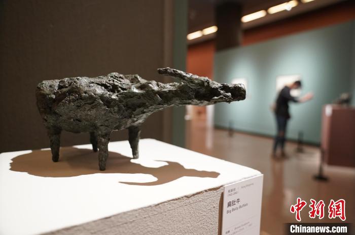 展览现场,图为熊秉明雕塑的“扁肚牛” 史春阳 摄