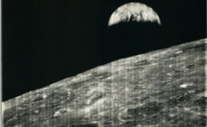 人类在月球拍摄的第一张地球照片将销售，或卖出 128 万元高价