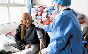 武清区百岁老人张旺主动接种新冠疫苗 要给村民做表率