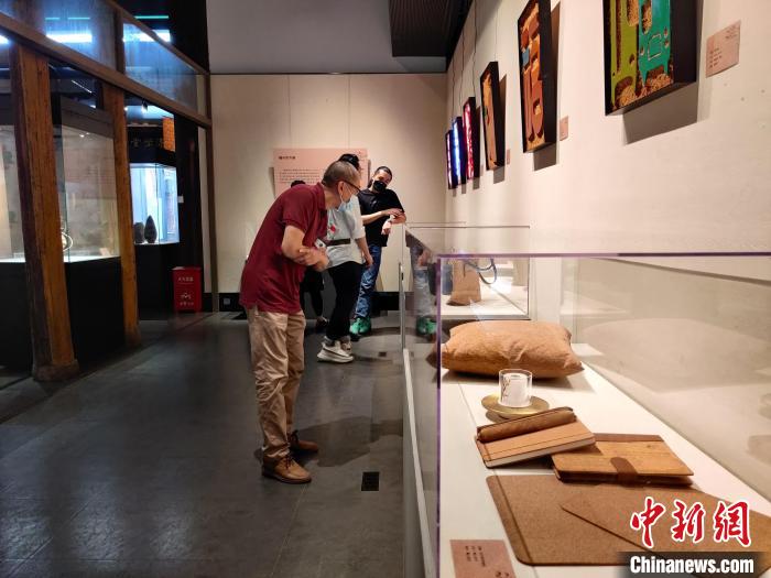 图为：“重塑|福州大漆与软木设计成果展”展览现场。　叶秋云 摄