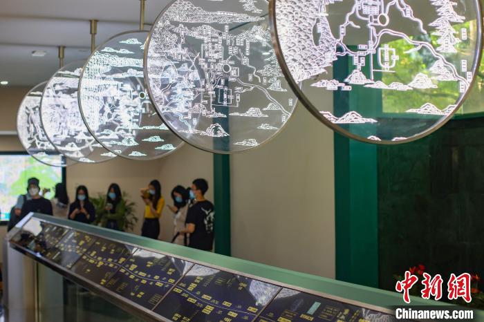 参观者可在馆内了解公元280年至今、对南京文学发展产生重大影响的近千条文学事件。　泱波 摄