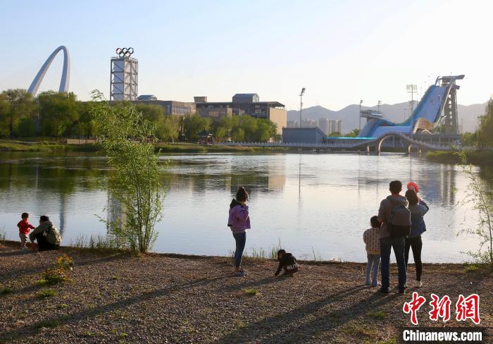 “五一”假期，北京市民在首钢园区游玩。　<a target=<i></i>'_blank<i></i>' href=<i></i>'/<i></i>'>中新社</a> 易海菲 摄