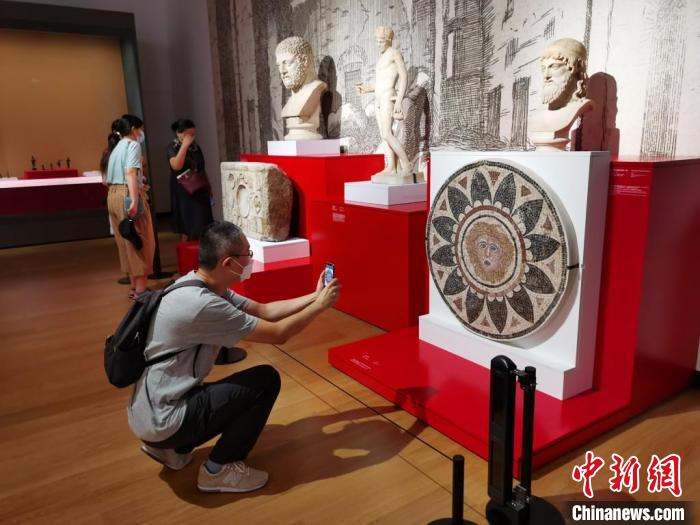 民众在苏州博物馆西馆参观大英博物馆馆藏的罗马时期文物。(资料图) 钟升 摄