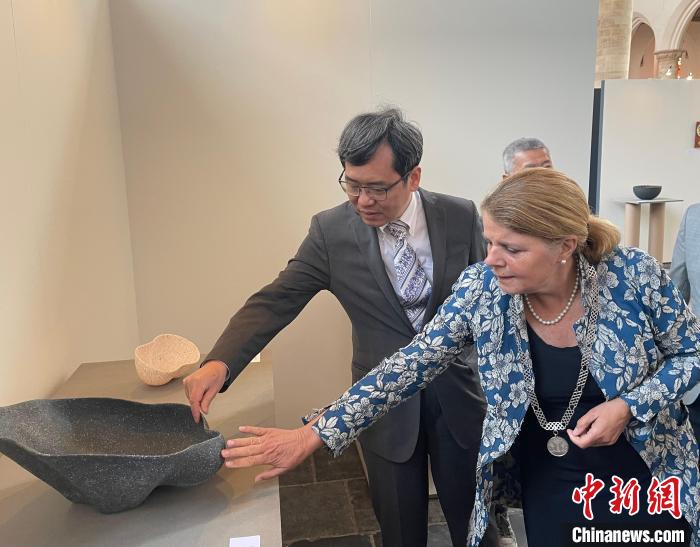 中国驻荷兰大使谈践和代尔夫特市长拜斯特菲尔德出席开幕式并一道观展。　德永健 摄