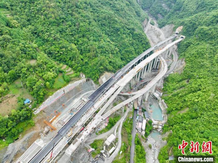 图为城开高速雪宝山互通。　重庆高速工程顾问有限公司供图