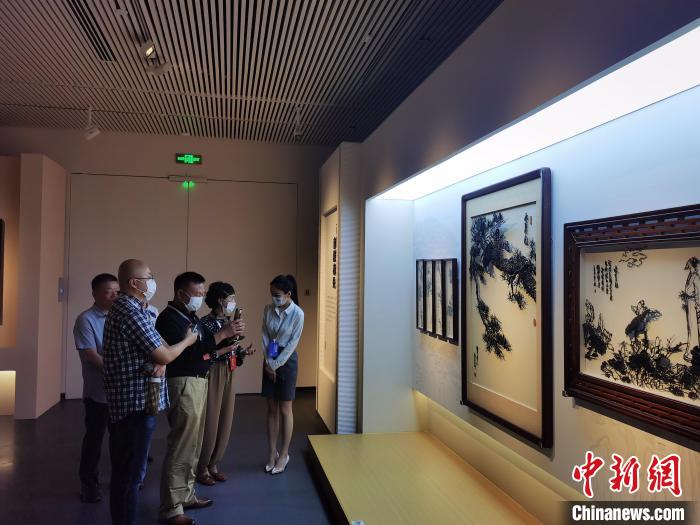 文化专家等参观安徽省美术馆。　张强 摄
