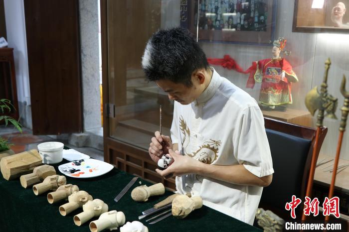 木偶头雕刻艺术。　漳州市外办供图