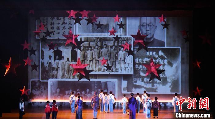 首演之后，该剧还将在江苏省内巡演，并重走新安旅行团之路，在全国巡演。　谭鑫 摄