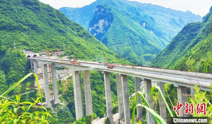 图为城开高速双河口特大桥建设现场。　重庆高速工程顾问有限公司供图